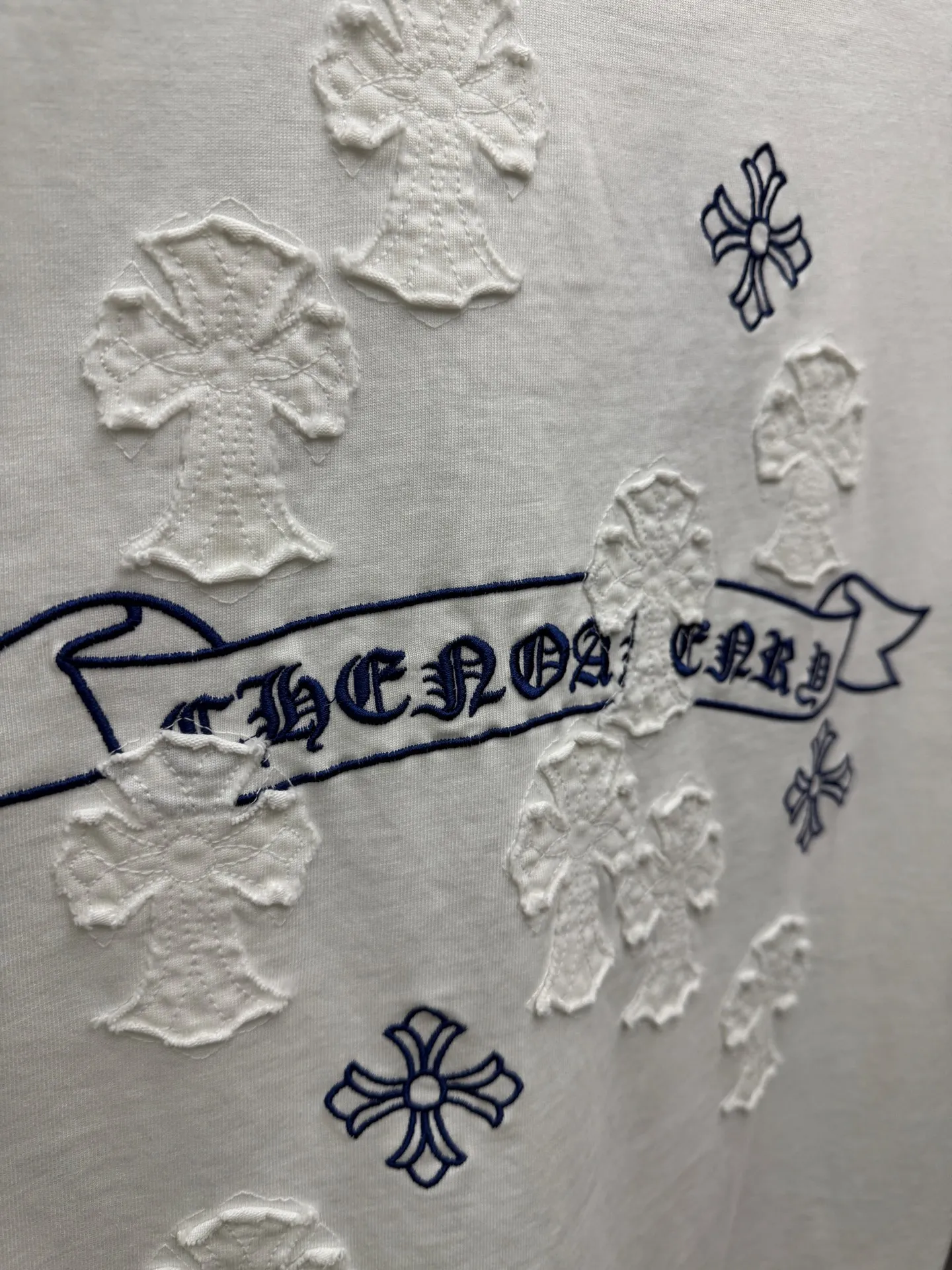 P230 top version, real shot without P, ​​different from market currency) 𝗖𝗵𝗿𝗼𝗺𝗲 𝗛𝗲𝗮𝗿𝘁𝘀/Croxin 2026 spring new original single counter American patch embroidered couple short sleeves 👑The highest version! Customized fabric 320 grams, patch embroidery, best-selling model at the counter, very comfortable to wear. Accessories: original molded and authenticated collar label ➕ 100% silk wash water label. Genuine purchase-grade original hangtag➕matching hanging rope➕3D hanging beads➕original packaging bag. Craftsmanship: The original version has consistent wiring! The highest version of the armhole matching technique! Color: White Black Size: S M L XL Style No.: 6606